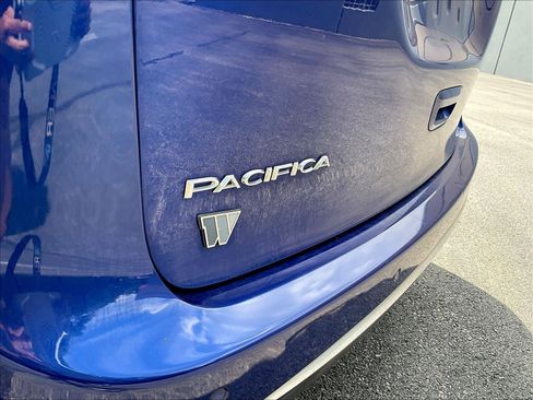Used 2019 Chrysler Pacifica Touring Plus FWD image 24