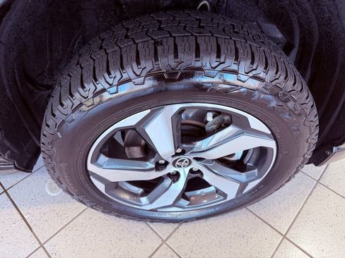 Used 2021 Toyota RAV4 SE image 15