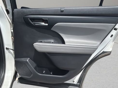 Used 2020 Toyota Highlander XLE FWD image 12