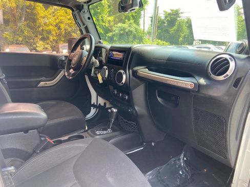 Used 2013 Jeep Wrangler Unlimited Sahara image 12