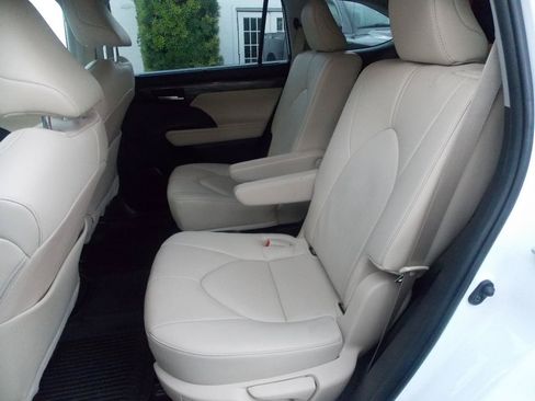 Used 2023 Toyota Highlander Limited FWD image 16