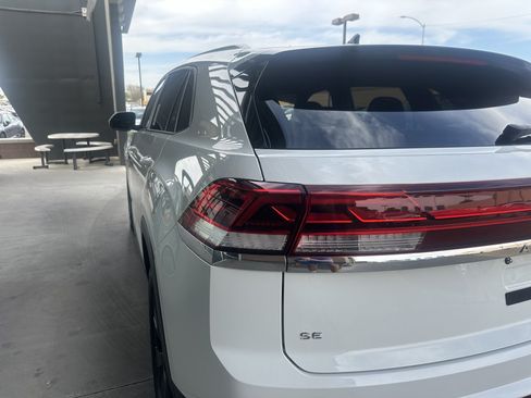 Used 2024 Volkswagen Atlas Cross Sport SE w/ Panoramic Sunroof Package FWD image 13