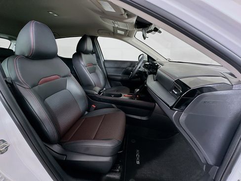Used 2025 Nissan Kicks SR image 29