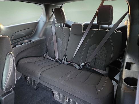Used 2022 Chrysler Pacifica Touring image 10