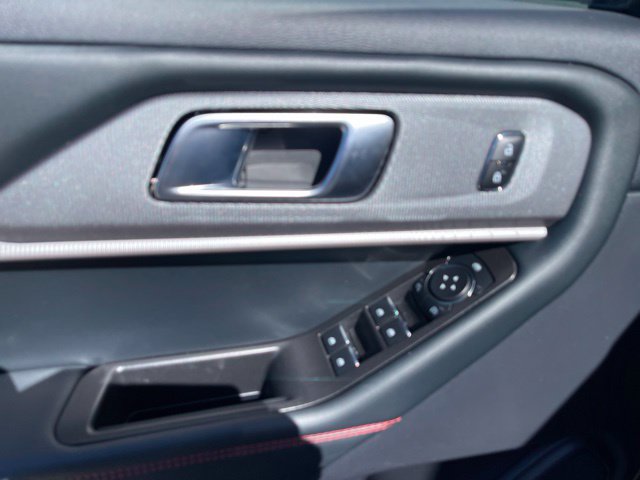 Used 2025 Ford Explorer ST-Line w/ ST-Line Street Pack AWD/4WD image 14