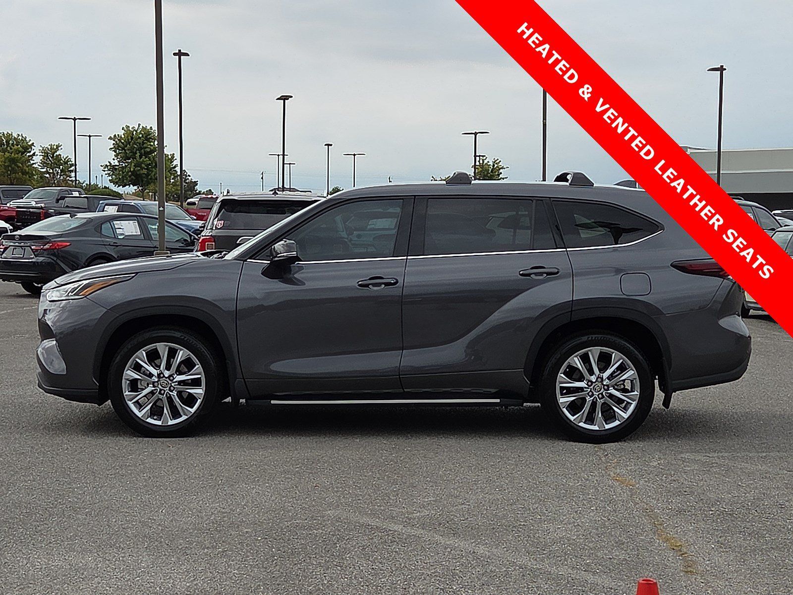 Used 2025 Toyota Highlander Limited FWD image 3
