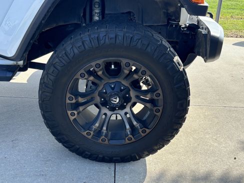 Used 2019 Jeep Wrangler Unlimited Sahara AWD/4WD image 12