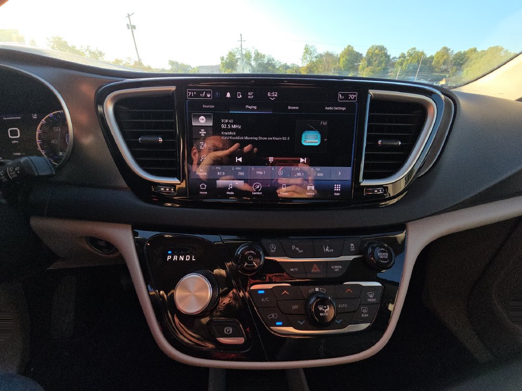 Used 2023 Chrysler Pacifica Touring-L FWD image 10