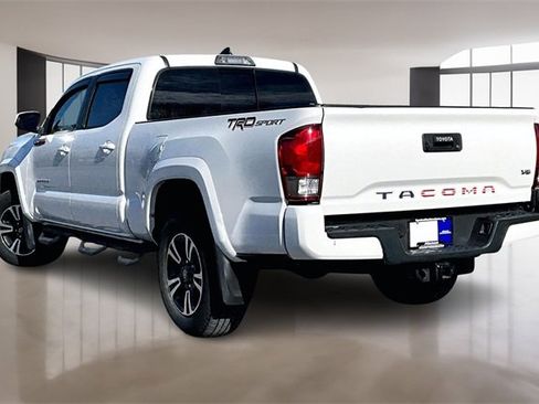 Used 2017 Toyota Tacoma TRD Sport image 4