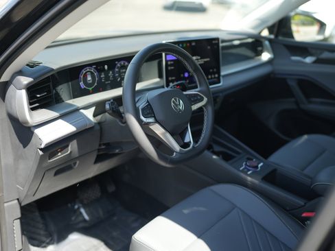 Used 2025 Volkswagen Tiguan SE w/ Panoramic Sunroof Package AWD/4WD image 12