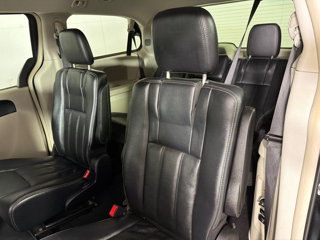 Used 2013 Chrysler Town & Country Touring FWD image 18