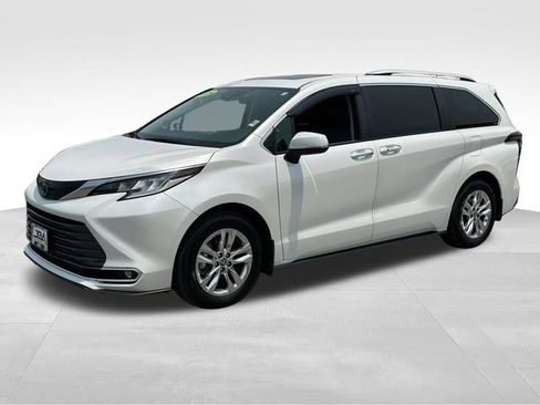 Used 2024 Toyota Sienna Limited AWD/4WD image 25