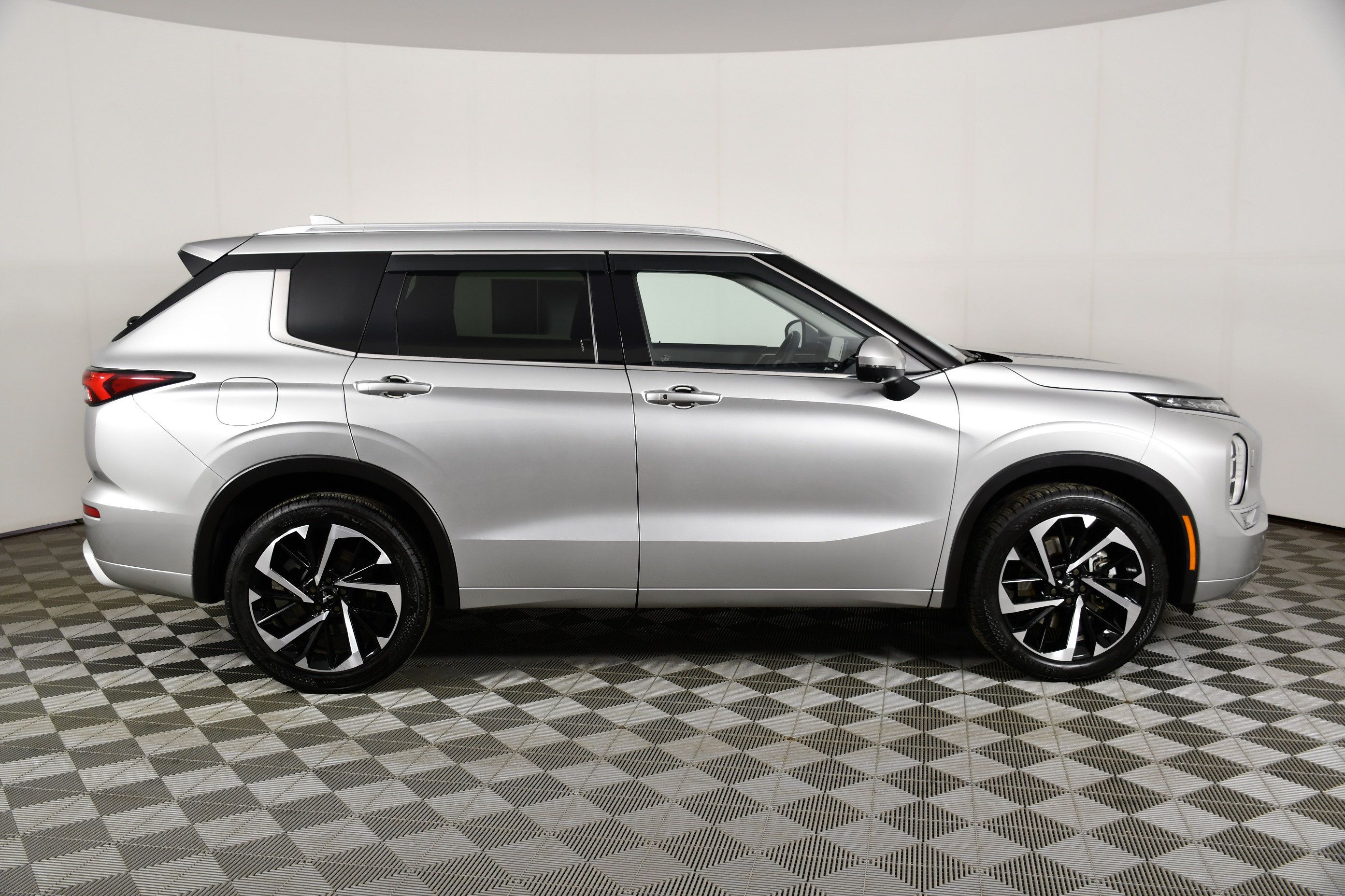 Used 2024 Mitsubishi Outlander SEL AWD/4WD image 5