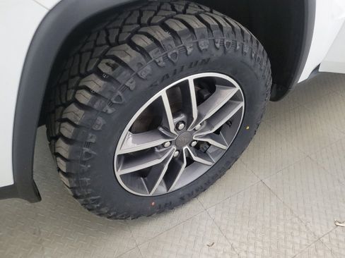 Used 2019 Jeep Grand Cherokee Laredo w/ 18" Wheel & 8.4" Radio Group image 31