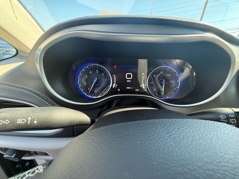 Used 2023 Chrysler Pacifica Touring-L FWD image 17