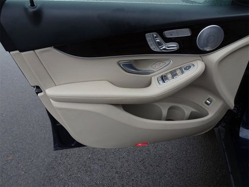 Used 2019 Mercedes-Benz GLC 300 4MATIC image 13