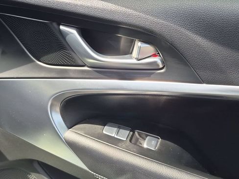 Used 2025 Genesis G70 2.5T RWD image 33