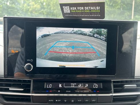 Used 2025 Toyota Sienna LE AWD/4WD image 32