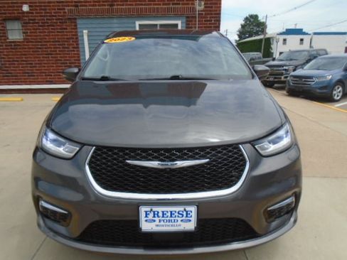 Used 2023 Chrysler Pacifica Touring-L FWD image 13