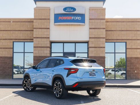 Used 2025 Chevrolet Trax RS FWD image 8
