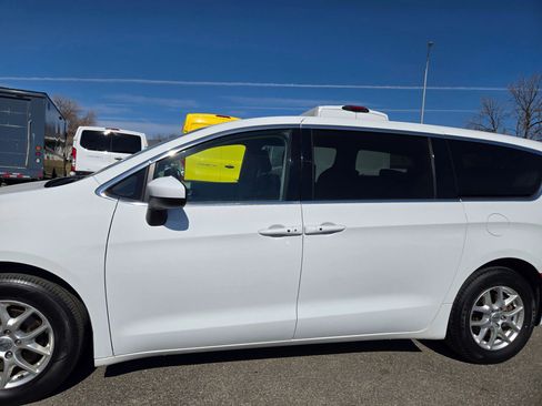 Used 2022 Chrysler Voyager LX FWD image 9