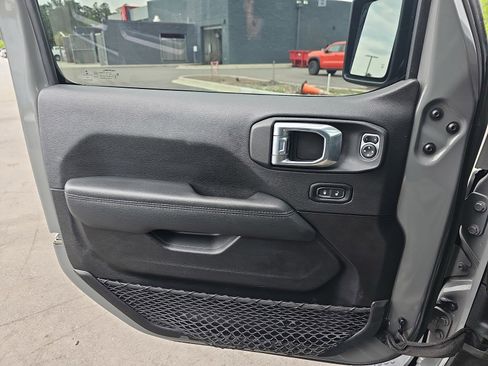 Used 2022 Jeep Wrangler Unlimited Sahara AWD/4WD image 28
