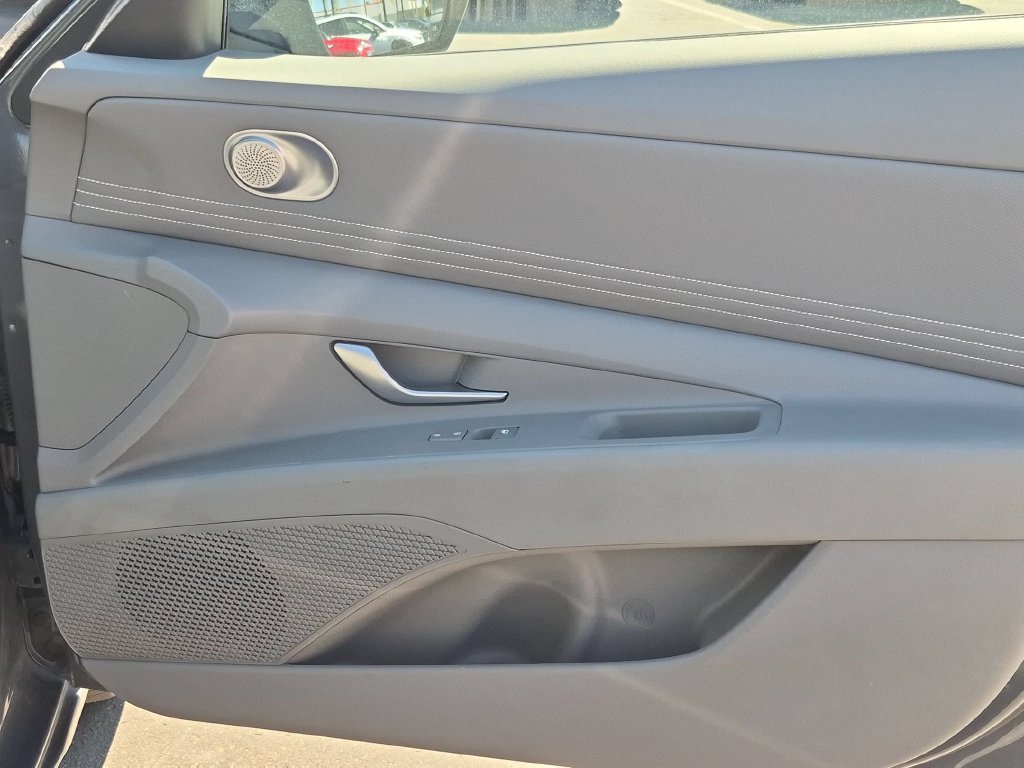 Used 2025 Hyundai Elantra SEL FWD image 33