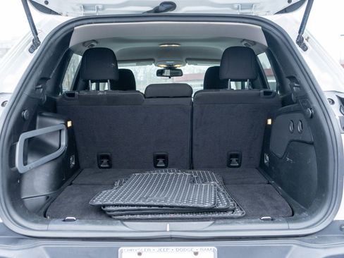 Used 2017 Jeep Cherokee Latitude w/ Cold Weather Group image 9