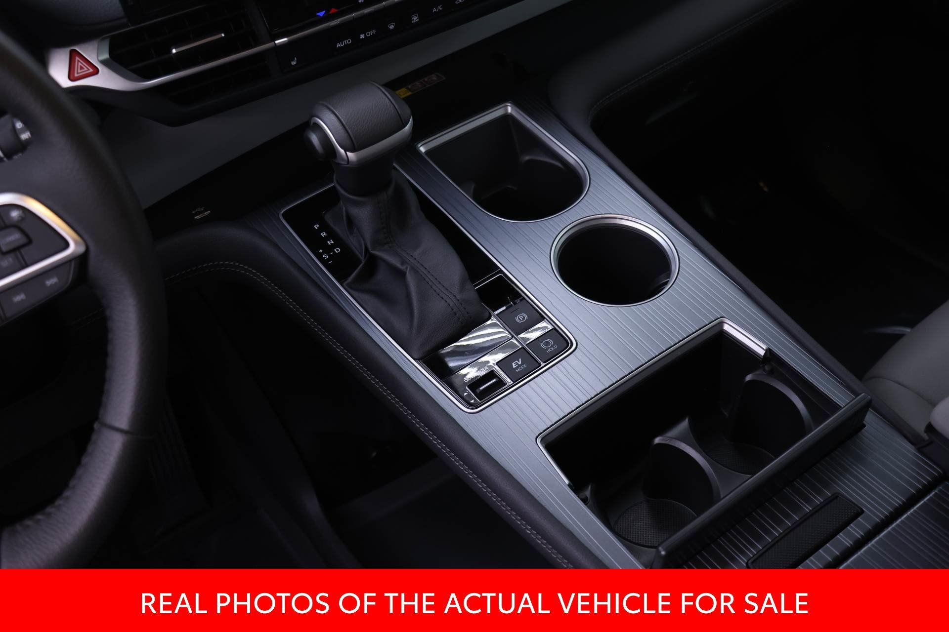 Used 2025 Toyota Sienna XLE FWD image 13