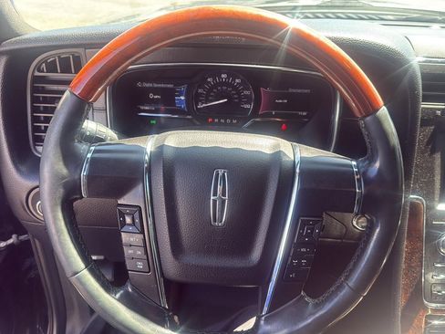 Used 2016 Lincoln Navigator Select AWD/4WD image 11