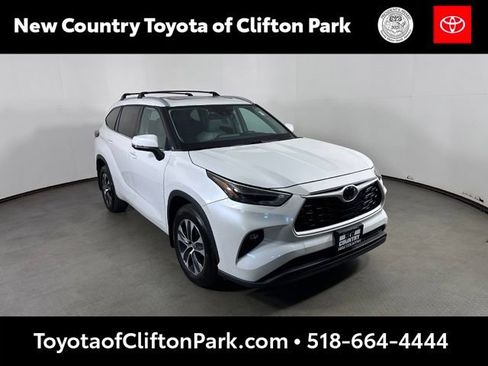 Used 2022 Toyota Highlander XLE AWD/4WD image 1