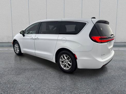 Used 2023 Chrysler Pacifica Touring FWD image 5