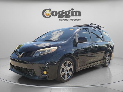 Used 2018 Toyota Sienna SE image 2