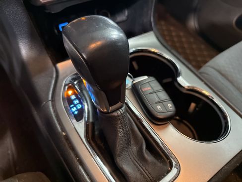 Used 2018 Jeep Grand Cherokee Laredo image 26