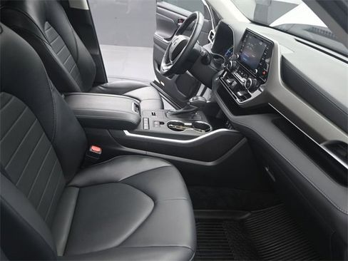 Used 2022 Toyota Highlander XLE image 17