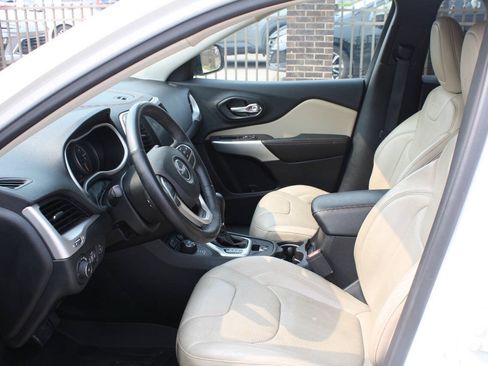 Used 2017 Jeep Cherokee Limited AWD/4WD image 6