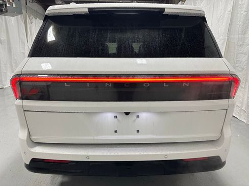 Used 2025 Lincoln Navigator Reserve image 6