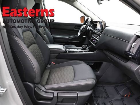 Used 2025 Nissan Pathfinder SV FWD image 24