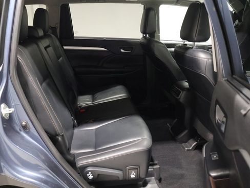Used 2019 Toyota Highlander XLE w/ Highlander SE Package AWD/4WD image 22