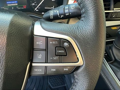 Used 2025 Toyota Sienna XLE image 26