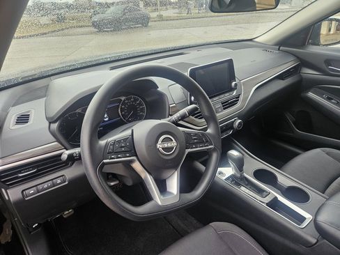 Used 2025 Nissan Altima 2.5 SV image 9