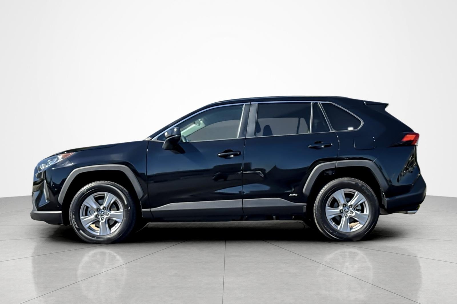 Certified 2022 Toyota RAV4 LE AWD/4WD image 2
