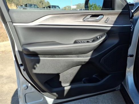 New 2025 Jeep Grand Cherokee Limited image 21