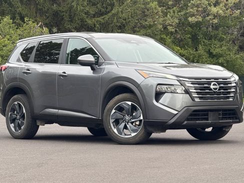 Used 2025 Nissan Rogue SV AWD/4WD image 2