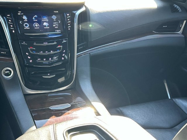 Used 2019 Cadillac Escalade Luxury w/ Escalade Sport Edition AWD/4WD image 26