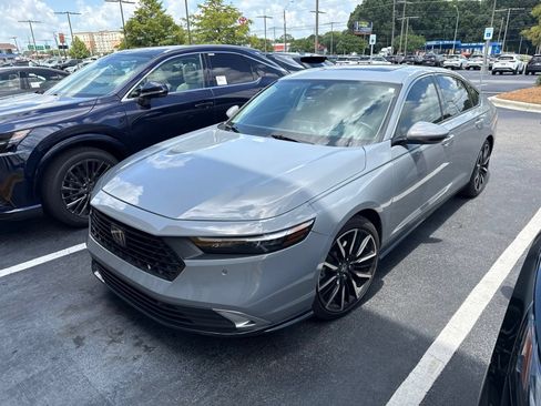 Used 2023 Honda Accord Touring image 3