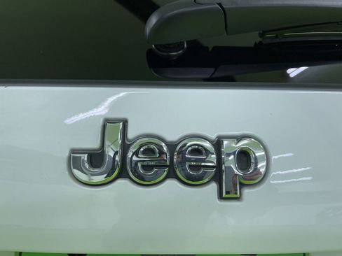 Used 2019 Jeep Cherokee Overland w/ Technology Group image 12