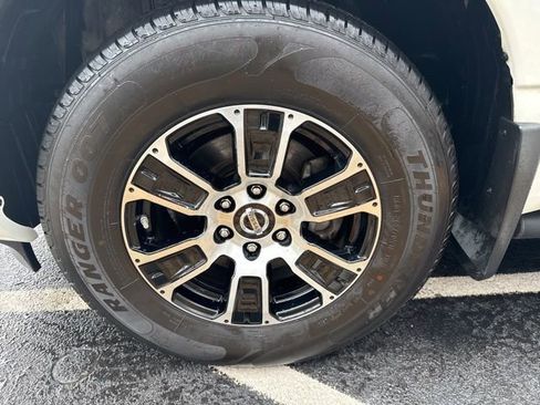 Used 2021 Nissan Titan SV w/ SV Convenience Package image 9