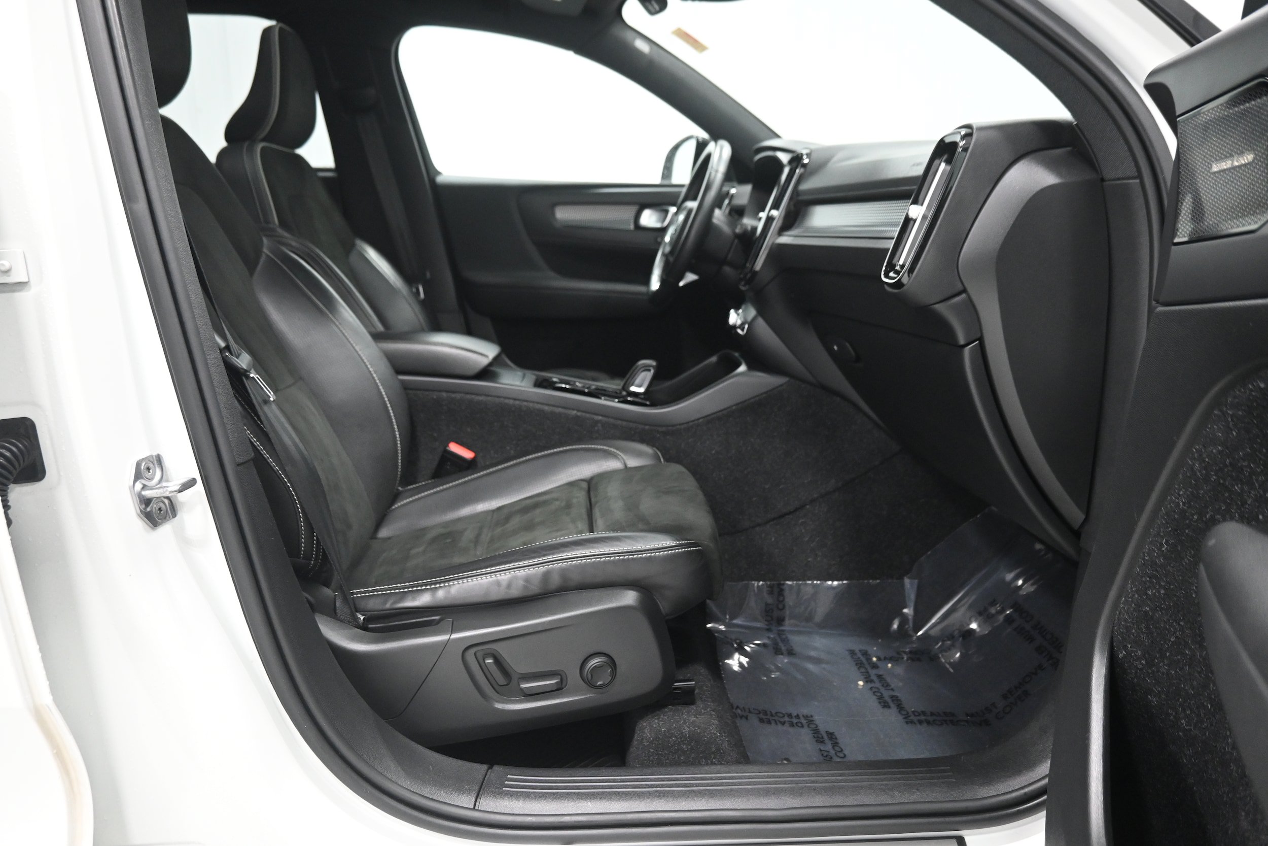 Used 2021 Volvo XC40 T5 R-Design w/ Protection Package Premier AWD/4WD image 28