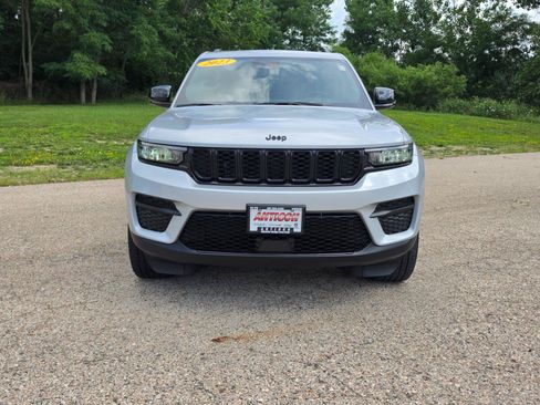 Used 2023 Jeep Grand Cherokee Altitude AWD/4WD image 9